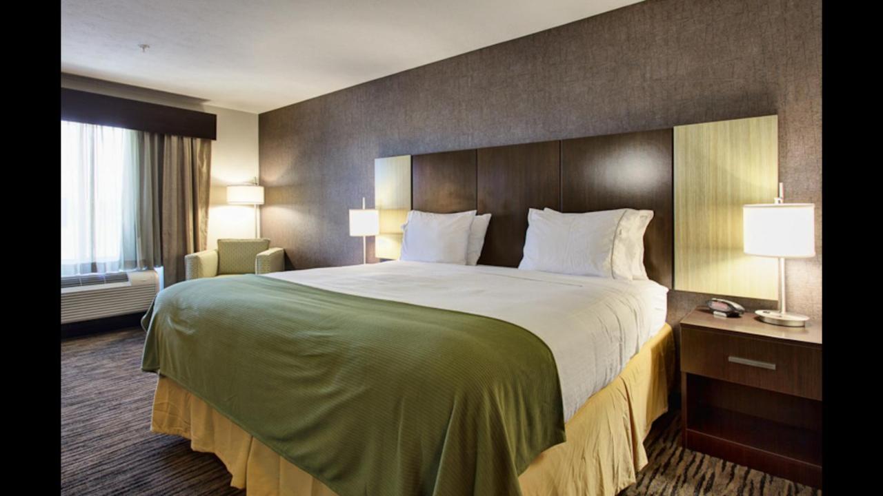 Holiday Inn Express & Suites North Fremont By Ihg Екстер'єр фото
