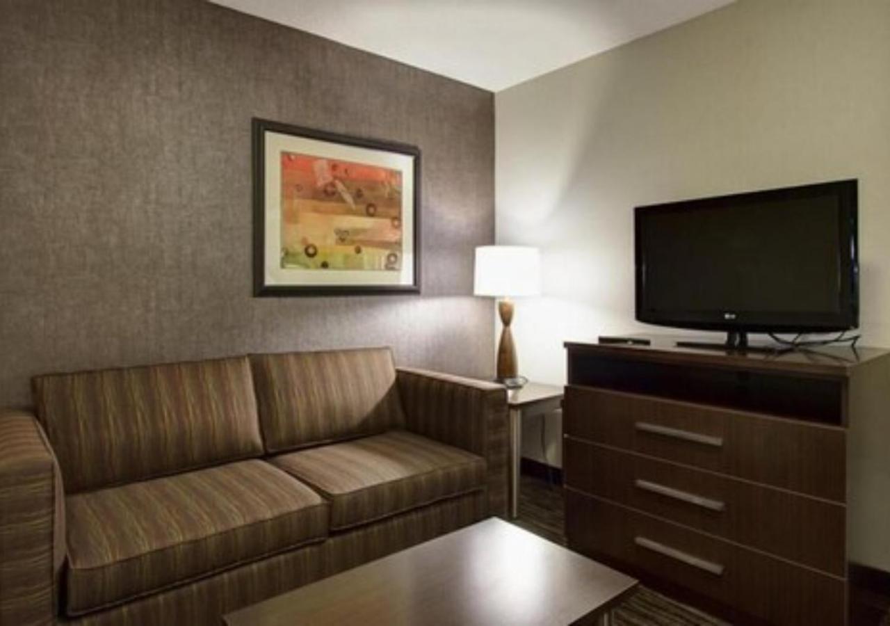 Holiday Inn Express & Suites North Fremont By Ihg Екстер'єр фото
